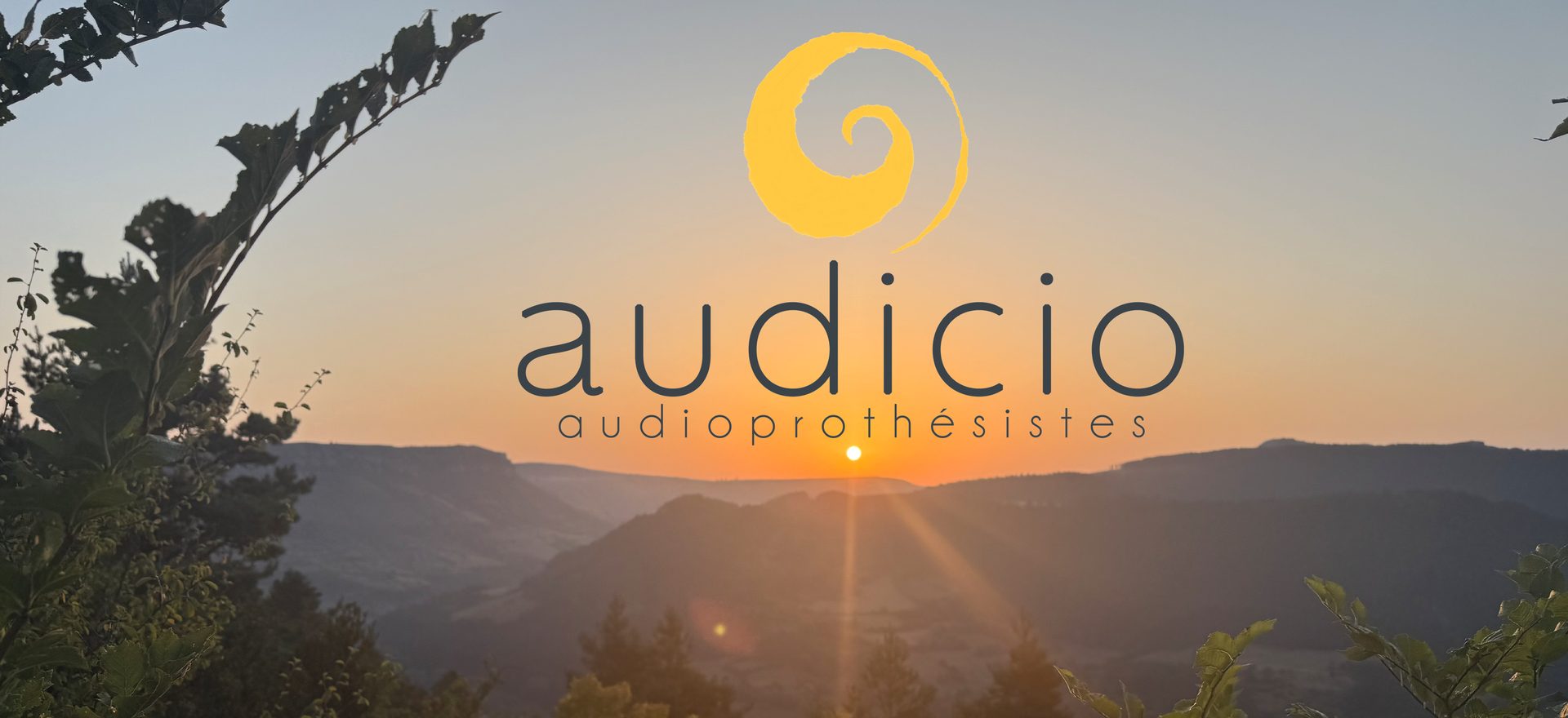 Audicio, audioprothésistes — coucher de soleil sur les gorges et montagnes de Lozère